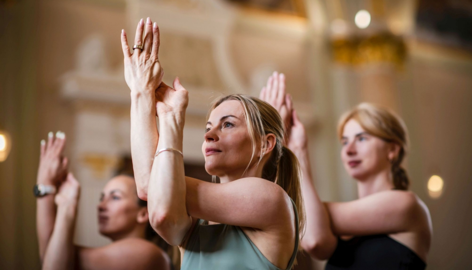 Jogas rīta dalībnieki Latvijas Nacionālā mākslas muzeja zālē