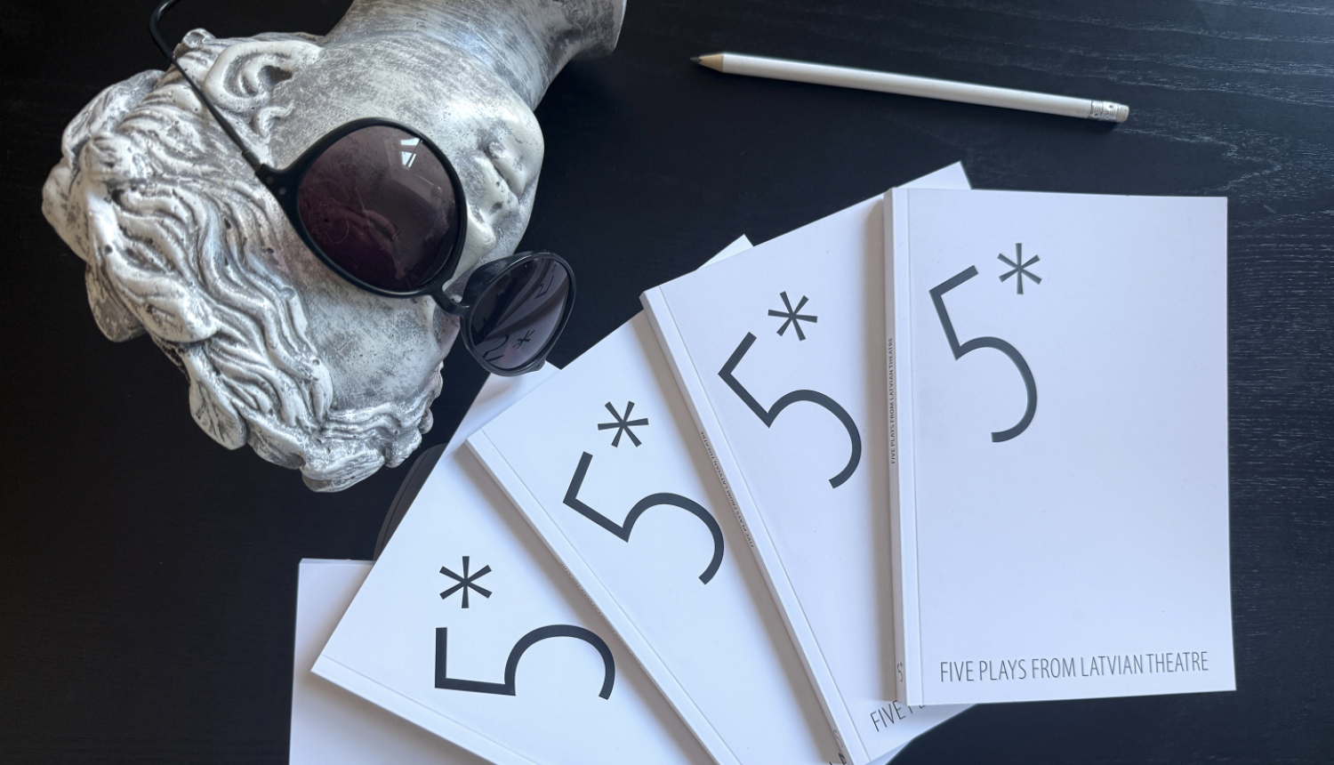 Latviešu jaunākās dramaturģijas izlases angļu valodā “Five plays from Latvian theatre” sējums uz galda
