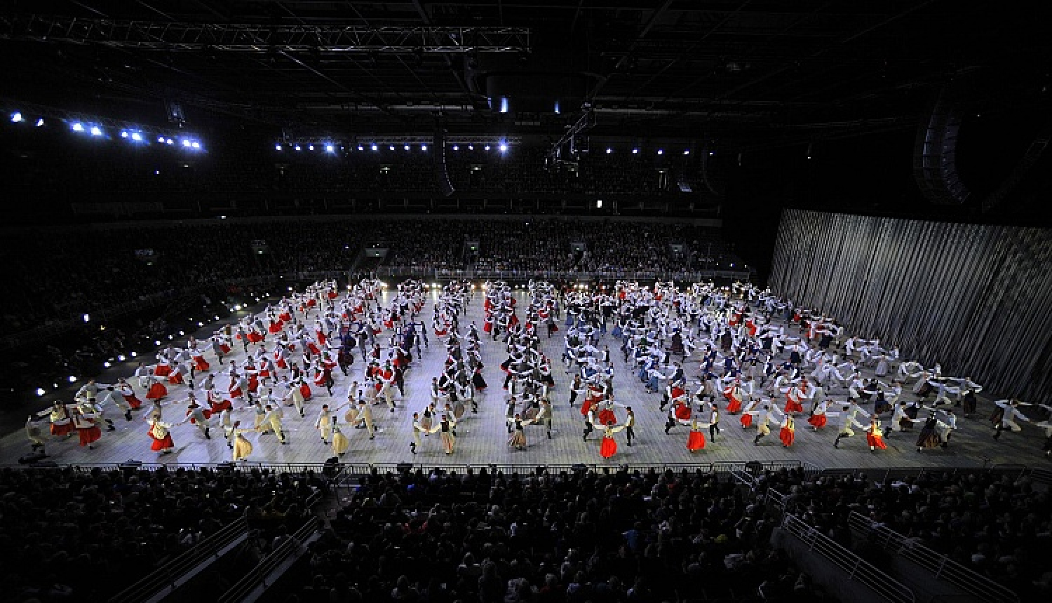 Trešā diena: latviešu mūzika pūtēju orķestriem, tautas mūzikas un mazākumtautību kolektīvu koncerti, mūzikls, pasaules latviešu folkloras kopas un ārvalstu viesu koncerti