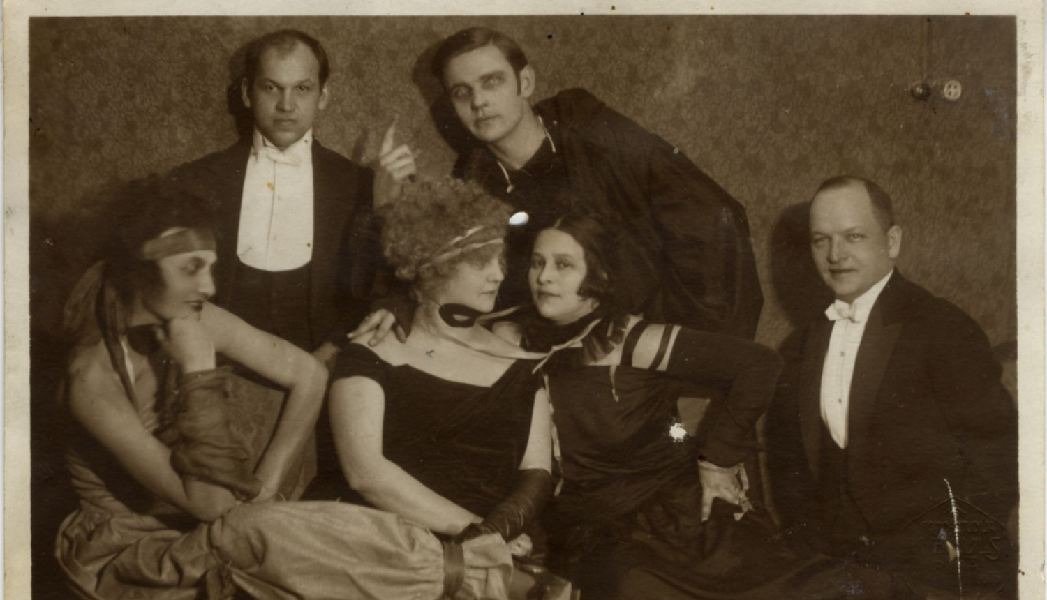 Aleksandra Beļcova, Romans Suta, Austra Ozoliņa-Krauze, Marta un Oto Skulmes masku ballē.  20. gs. 20. gadu sākums. Fotosalons “Klio”. SBM kolekcija. Fotogrāfijas skenējums