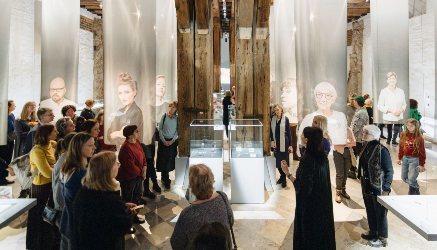 “Sarunas muzejā” izstādē “Skārien-jūtīgs” Dekoratīvās mākslas un dizaina muzejā. 2024. Foto: Jānis Vēveris