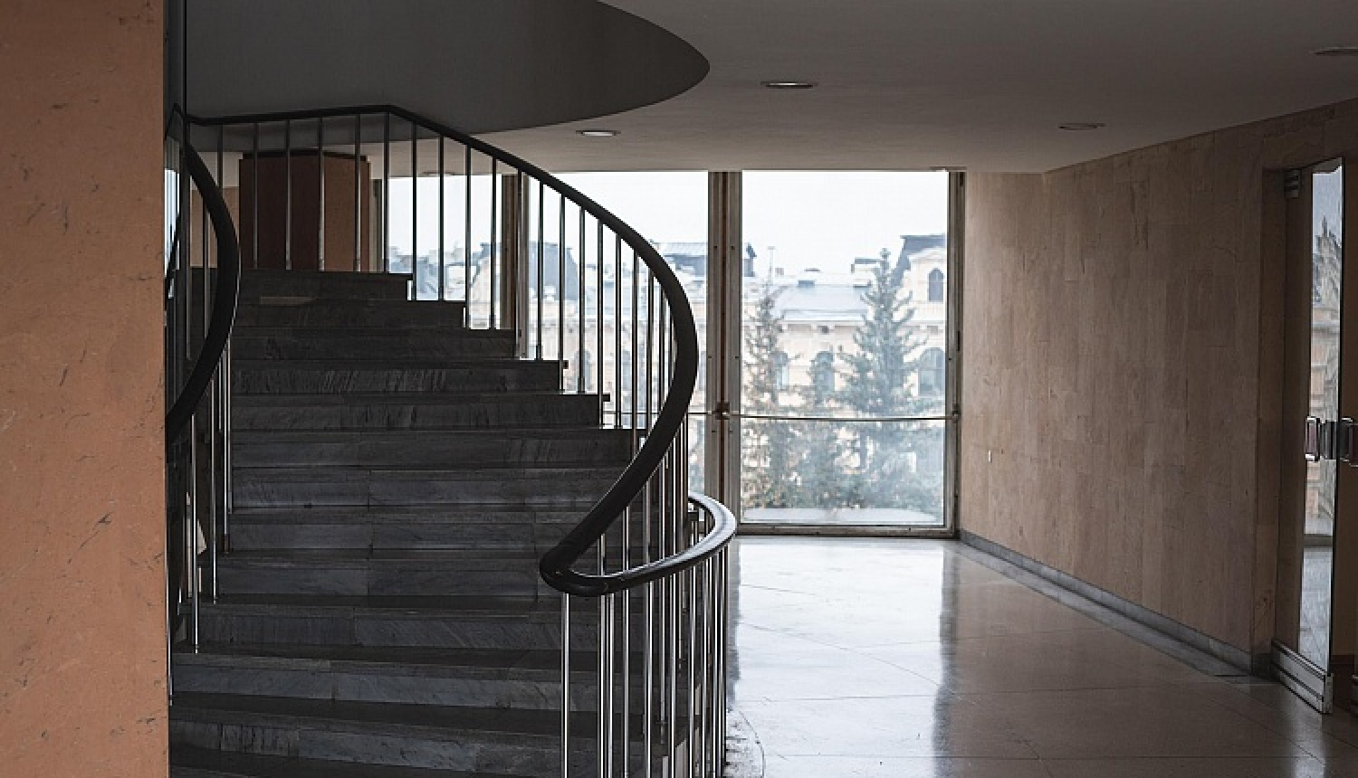 VNĪ: ēka Elizabetes ielā 2 stāv uz stipriem pamatiem, fasāde neapmierinošā stāvoklī