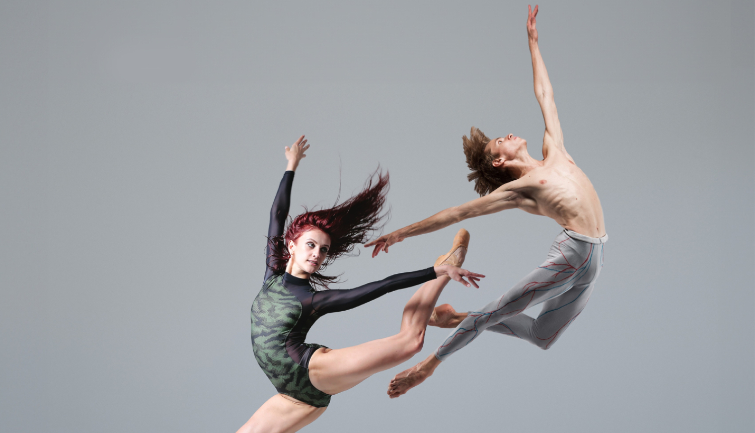 Divi baletdejotāji uz pelēka fona