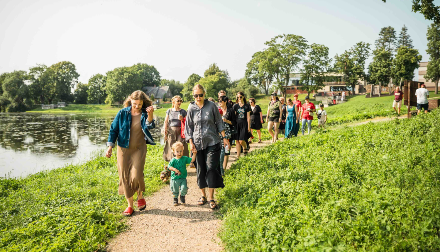 Vides mākslas taka “Aci pret aci ar dabisko” atklāšanas pasākums, apmeklētāji dodas maršrutā pa taku