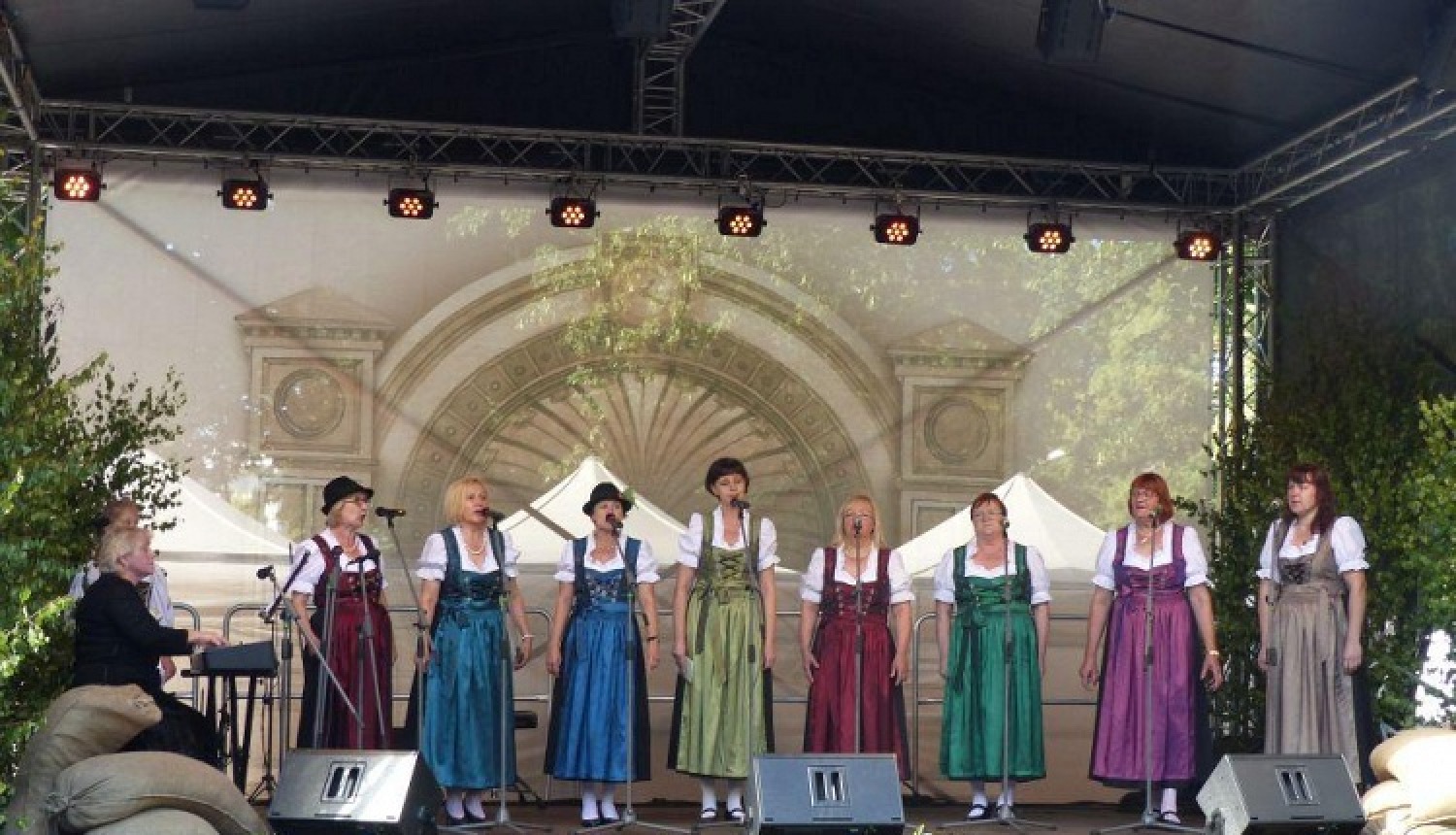 Valsts atbalsta programmas ietvaros Ventspils vācu kultūras biedrība stiprina savu identitāti ar autentiskiem vācu tautas tērpiem