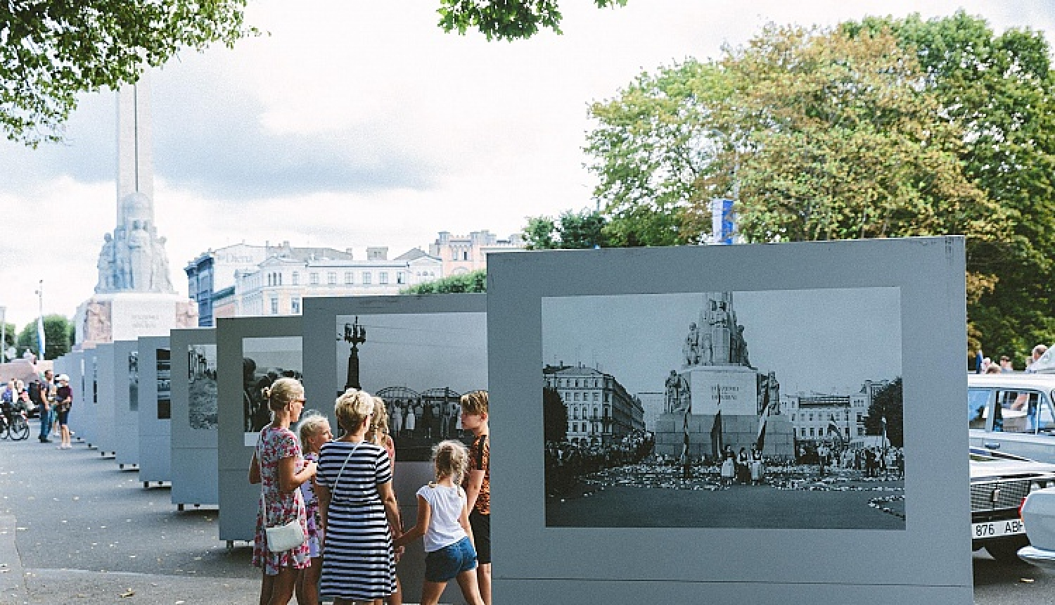Brīvības laukumā skatāma lielformāta fotoizstāde Baltijas ceļa trīsdesmitgadei