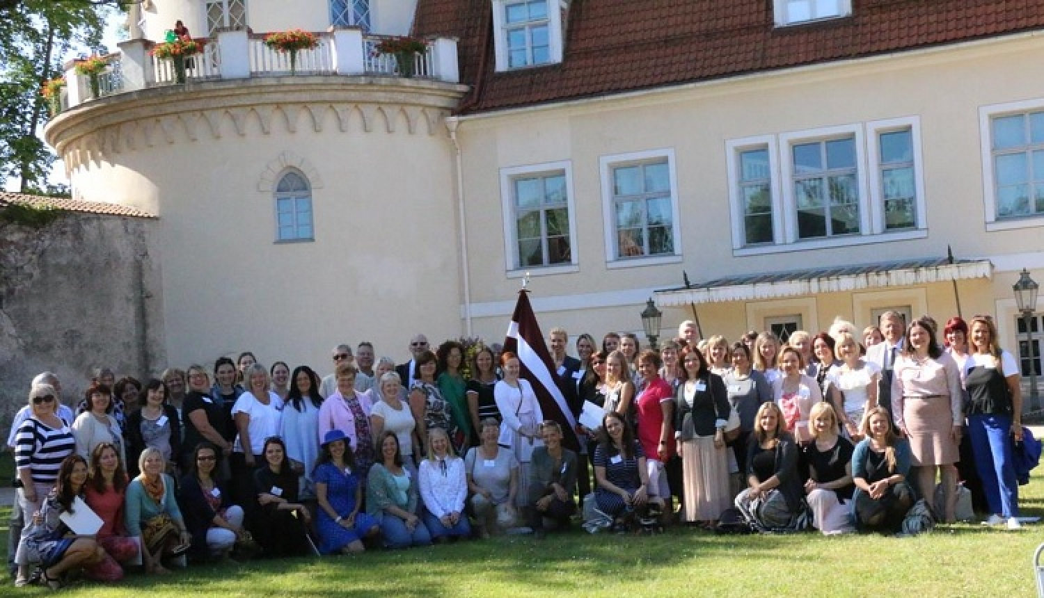 Diasporas skolotāji Latvijā pulcējas profesionālās pilnveides kursos un godina simtgades karogu