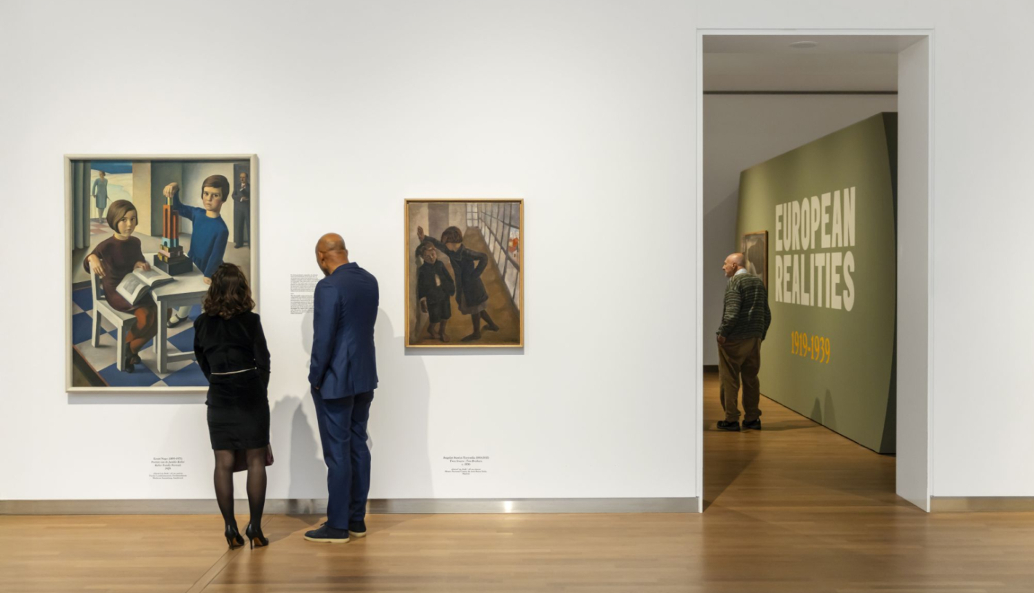 Izstādes darbi un apmeklētāji izstādē “Eiropas realitātes. Glezniecība 1919–1939” MORE muzejā Gorselā, Nīderlandē