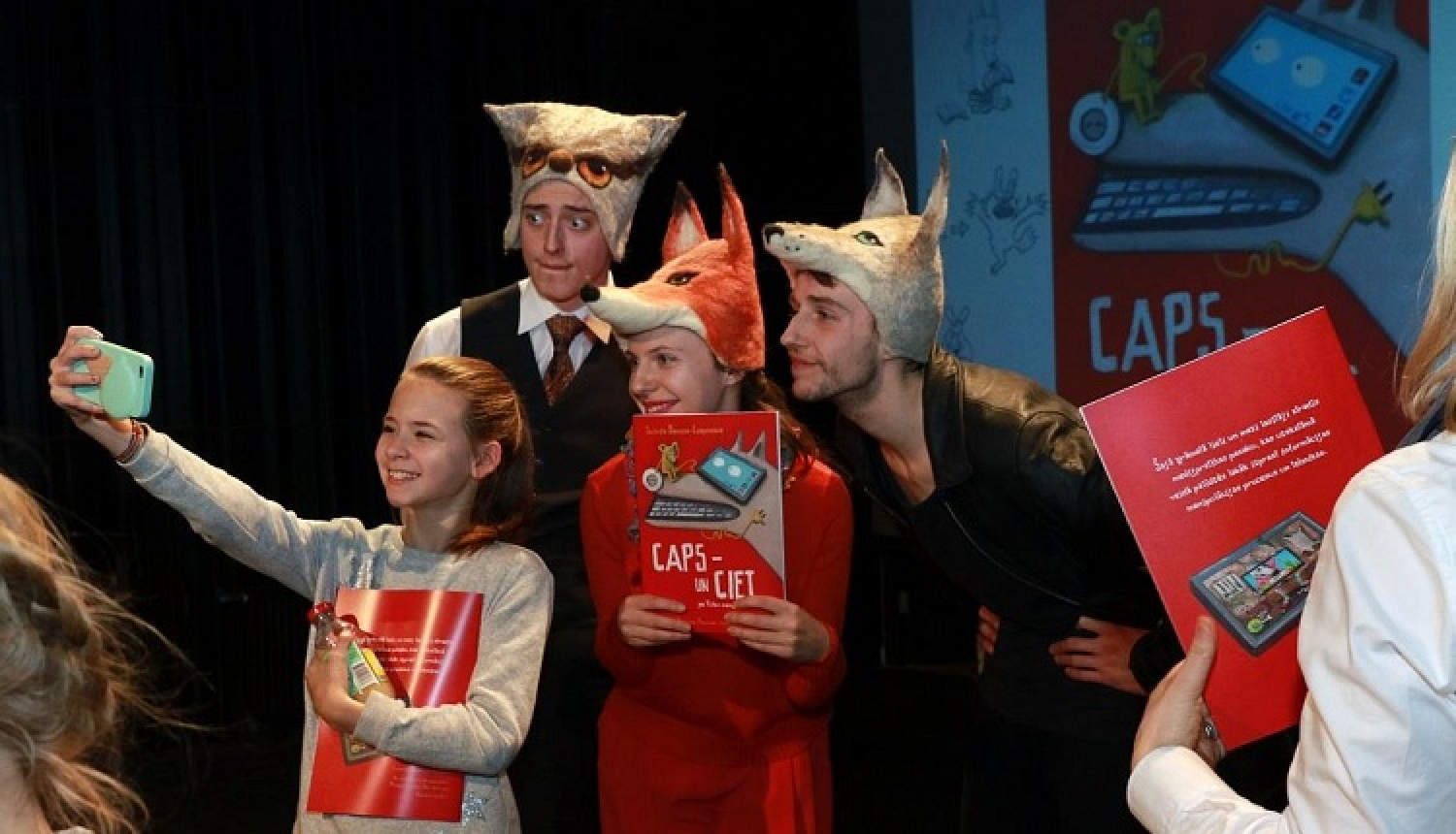 Pie lasītājiem dodas medijpratības pasaka bērniem „CAPS UN CIET jeb Vilks manipulators”