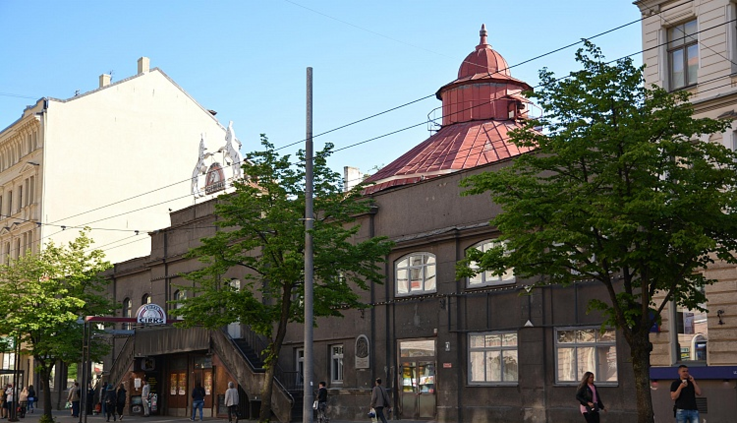 Pildot tiesas prasību, valdība bijušajiem Merķeļa ielas 4 nama īpašnieka mantiniekiem lemj izmaksāt kompensāciju