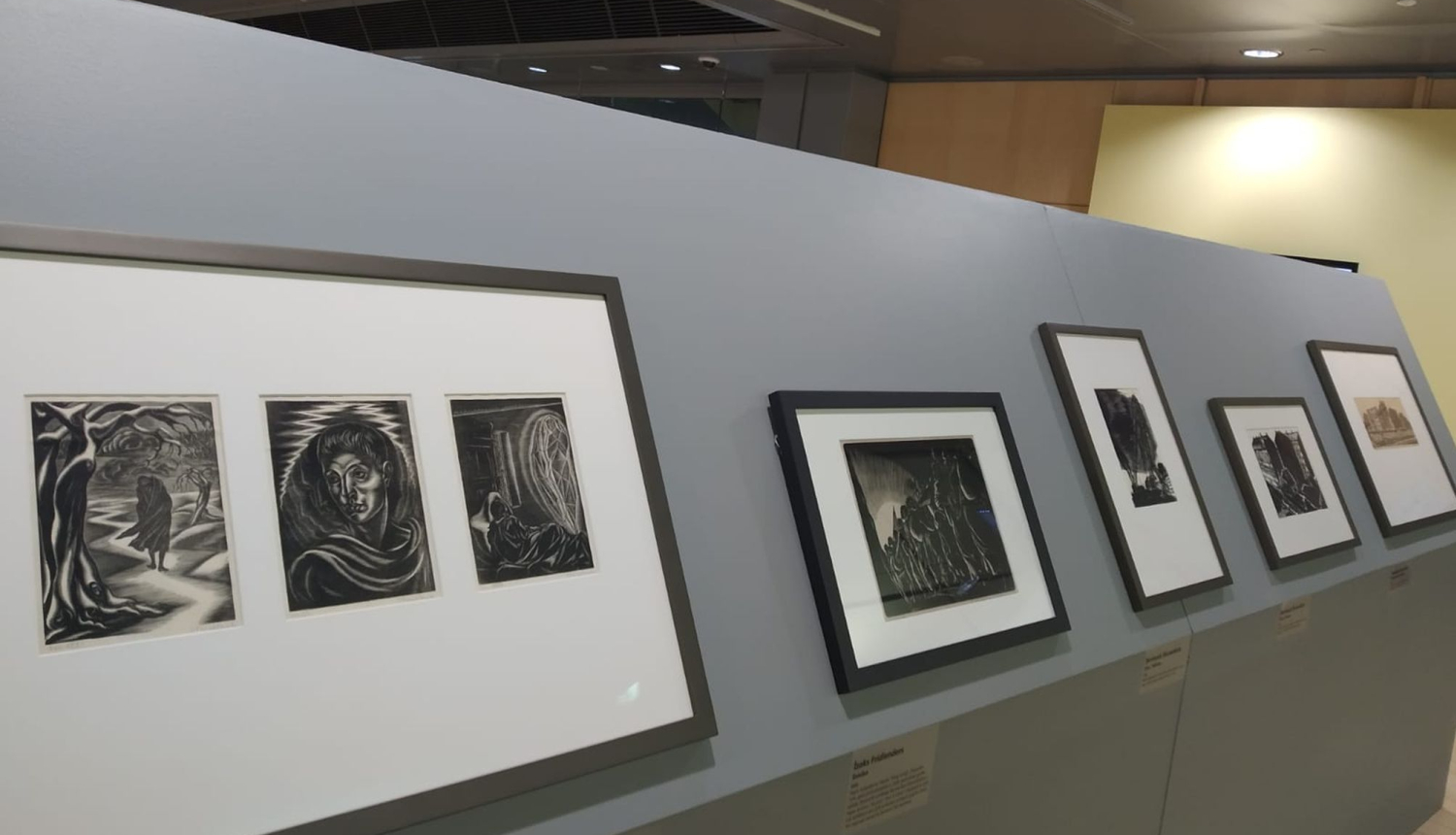 Izstādes “Ebreju mākslinieki starpkaru Latvijā: meklējumos” ekspozīcija Latvijas Nacionālajā bibliotēkā. 2021. Publicitātes foto