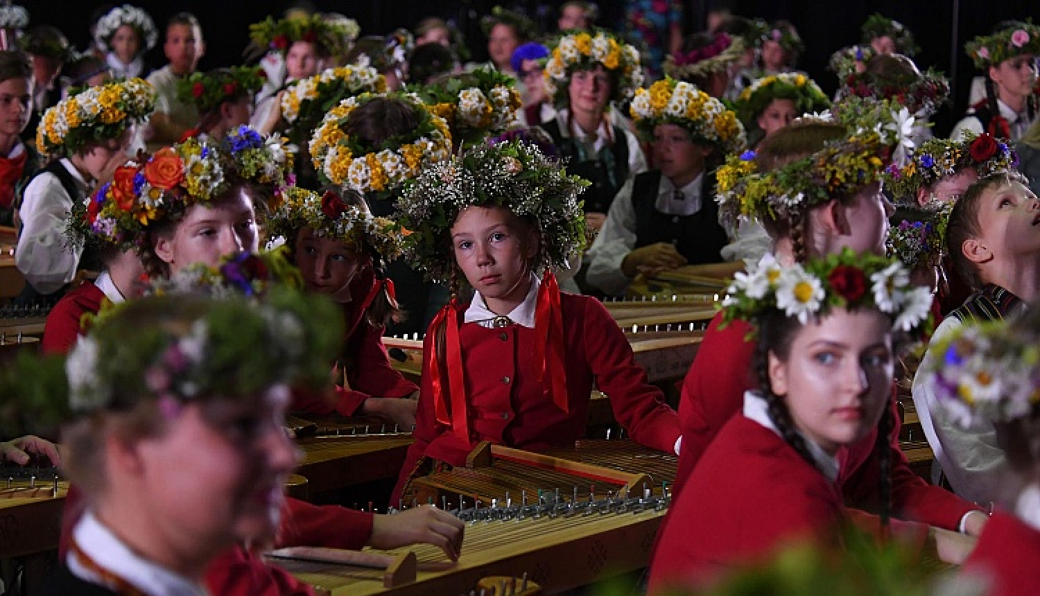 Sestā diena: deju kolektīvu, pūtēju orķestru un bērnu vokālo ansambļu dižkoncerti, kokļu mūzikas nakts, kapelu maratons un amatierteātru izrādes