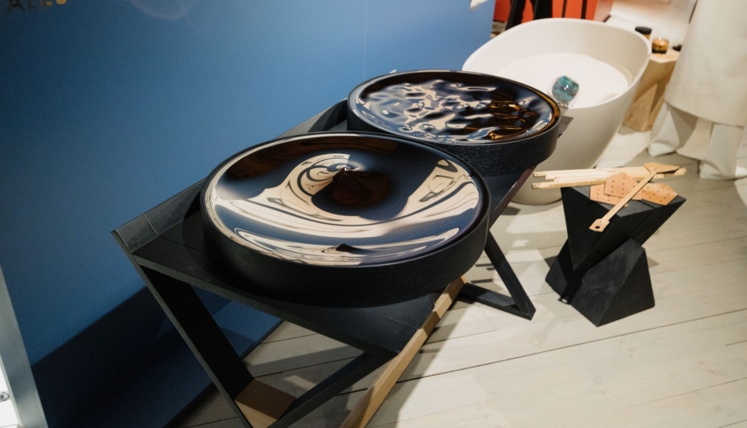 Skats no ekspozīcijas Dekoratīvās mākslas un dizaina muzeja un “DESIGN Latvia” pop-up izstāžu ciklā “Dizaina procesi tuvplānā”. DMDM, 2024. Foto: Jānis Vēveris