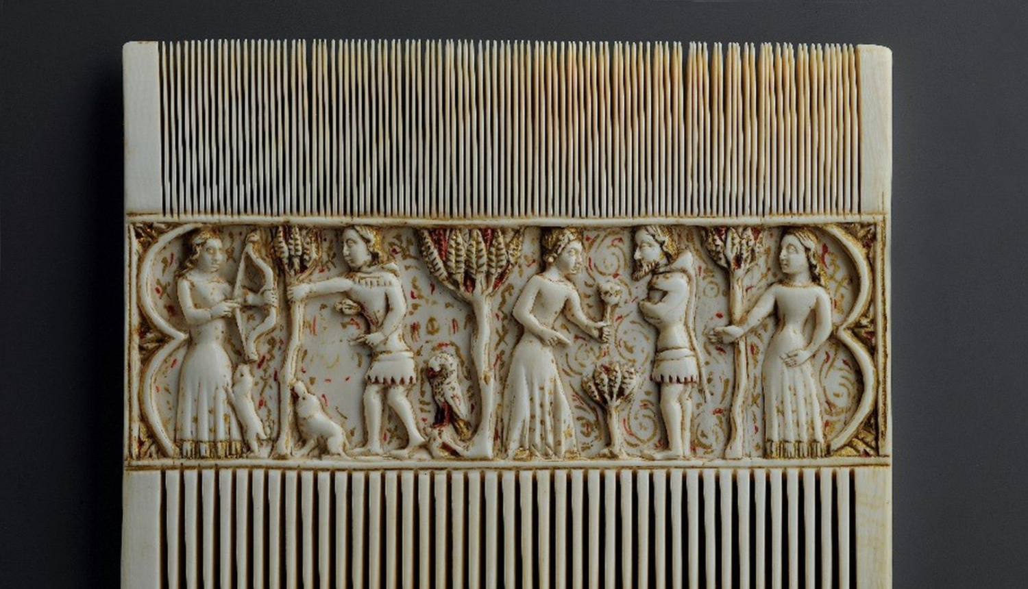 Laika ainas ziloņkaula ķemmē. Milāna vai Venēcija, 14. gs. Krāsots un apzeltīts ziloņkauls. Madamas pils mākslas kolekcija, Turīna, Itālija. Publicitātes foto