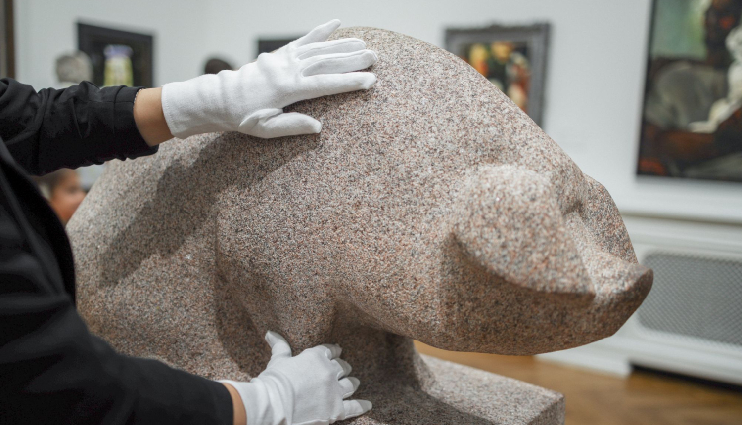 Multisensora ekskursija “Sajust un saklausīt mākslu” Latvijas Nacionālajā mākslas muzejā. Cilvēka rokas baltos cimdos.