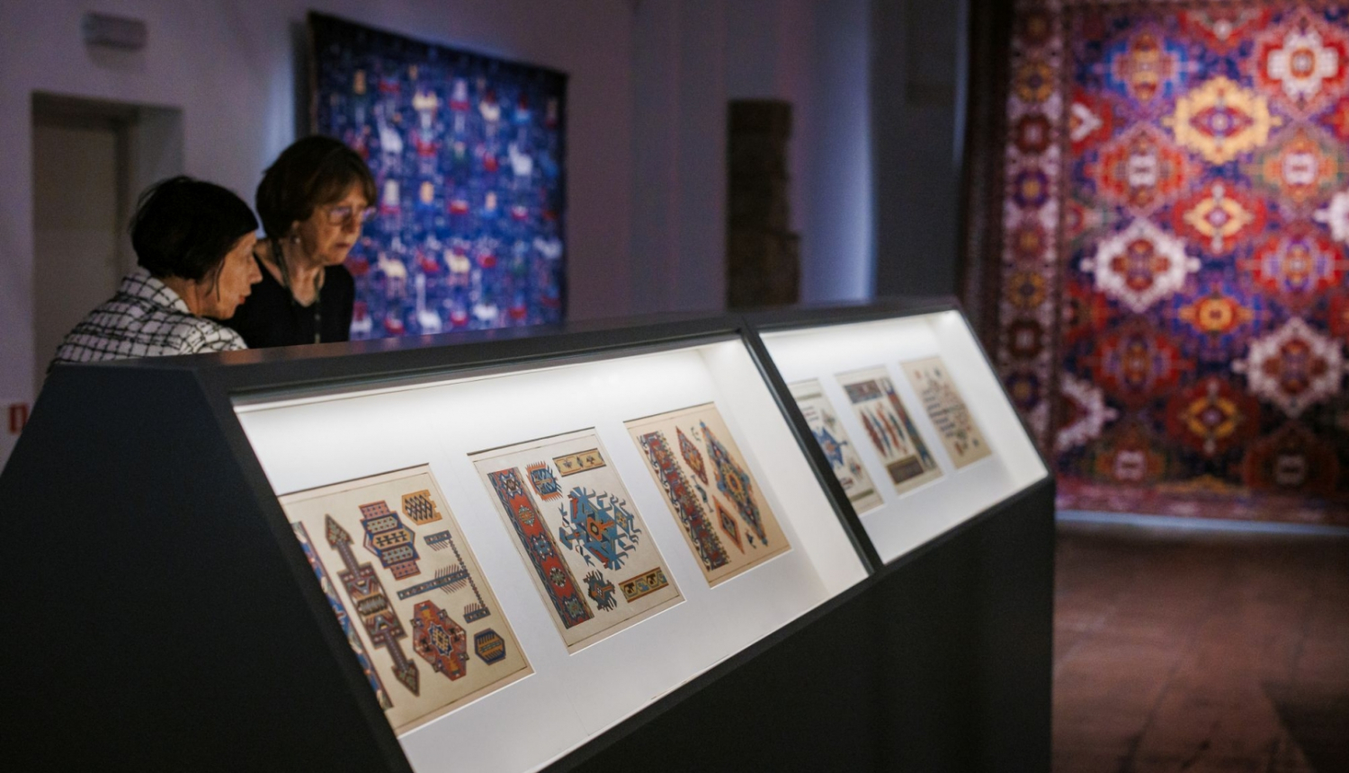 Jūlija Straumes kolorētās fotogrāfijas un zīmējumi izstādē “Atmiņas ģenētiskais kods. Azerbaidžānas paklāji”. Dekoratīvās mākslas un dizaina muzejs, 2024. Foto: Kaspars Teilāns