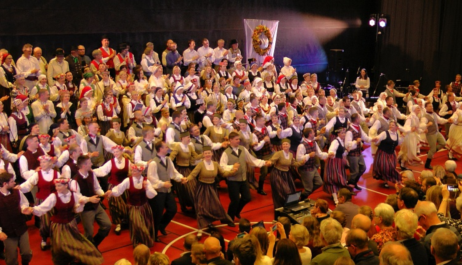 Stokholmā krāšņi izskanējuši Latviešu Reģionālie Kultūras svētki Eiropā Latvijas Simtgadei