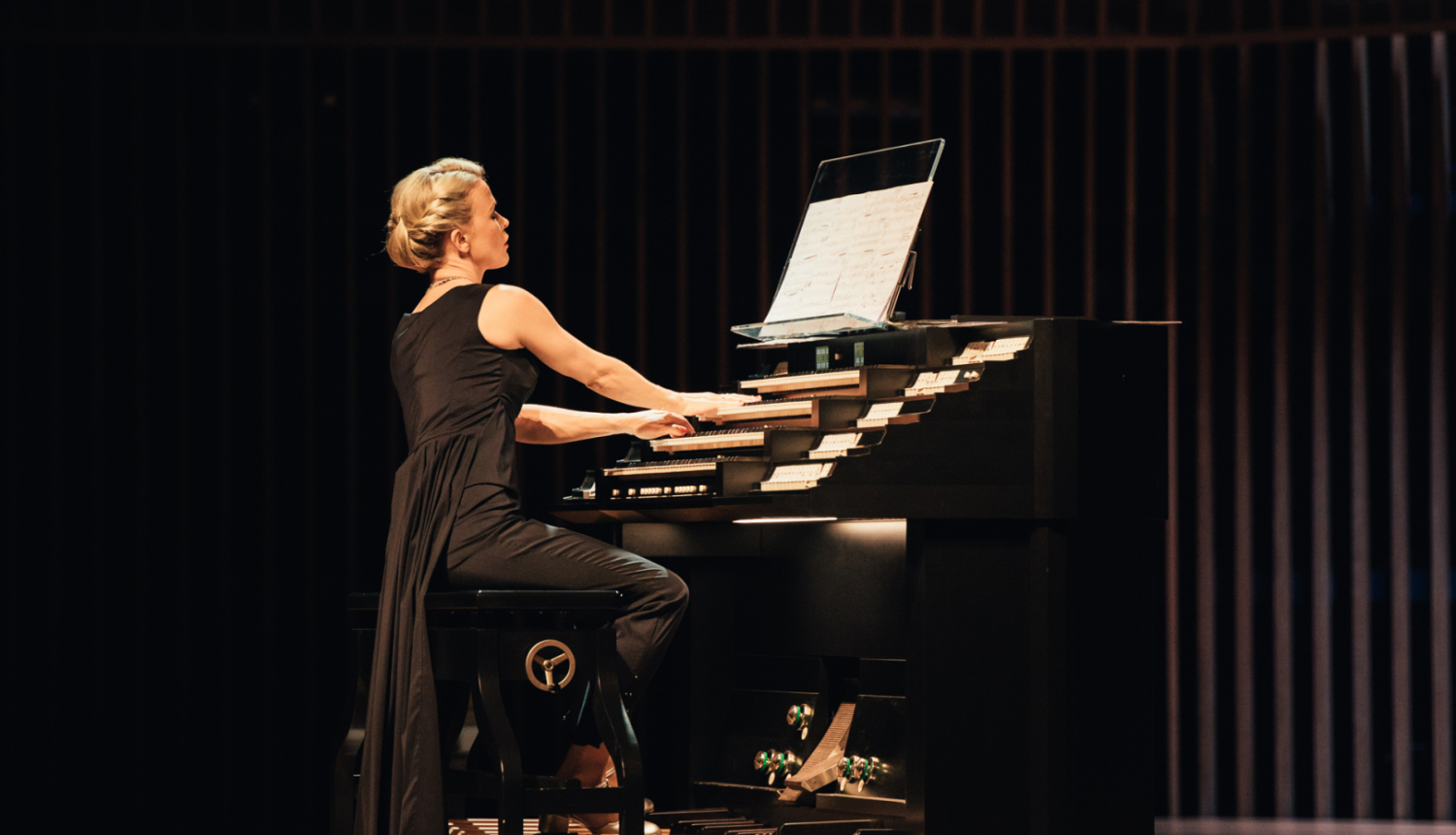 Ērģelniece Iveta Apkalna spēlē ērģeles koncertā uz skatuves