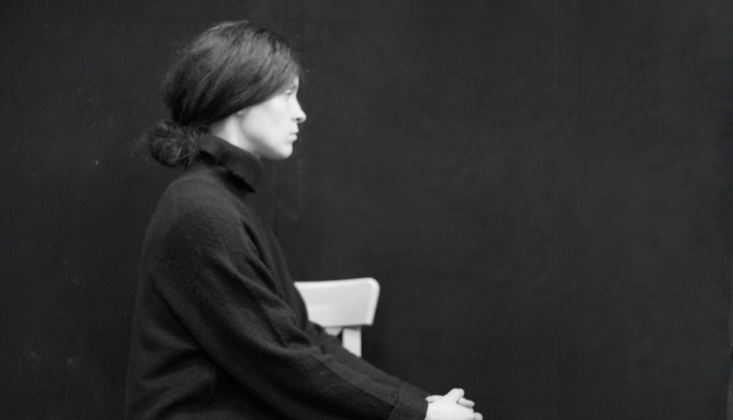 Melnbalts Agneses Rutkēvičas portrets profilskatā