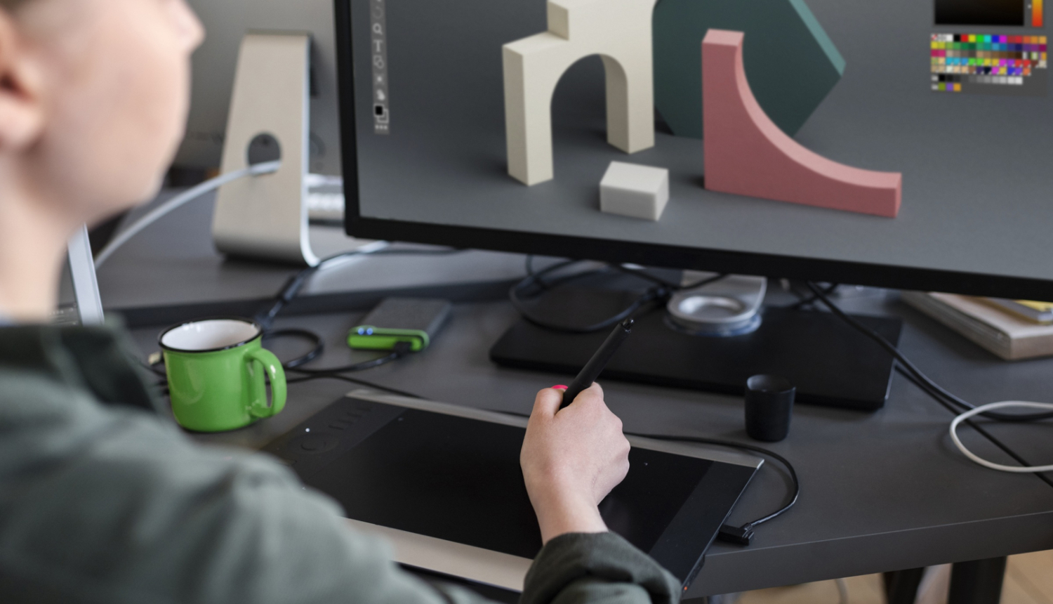 Animācijas veidošanas process pie datora un grafiskās planšetes