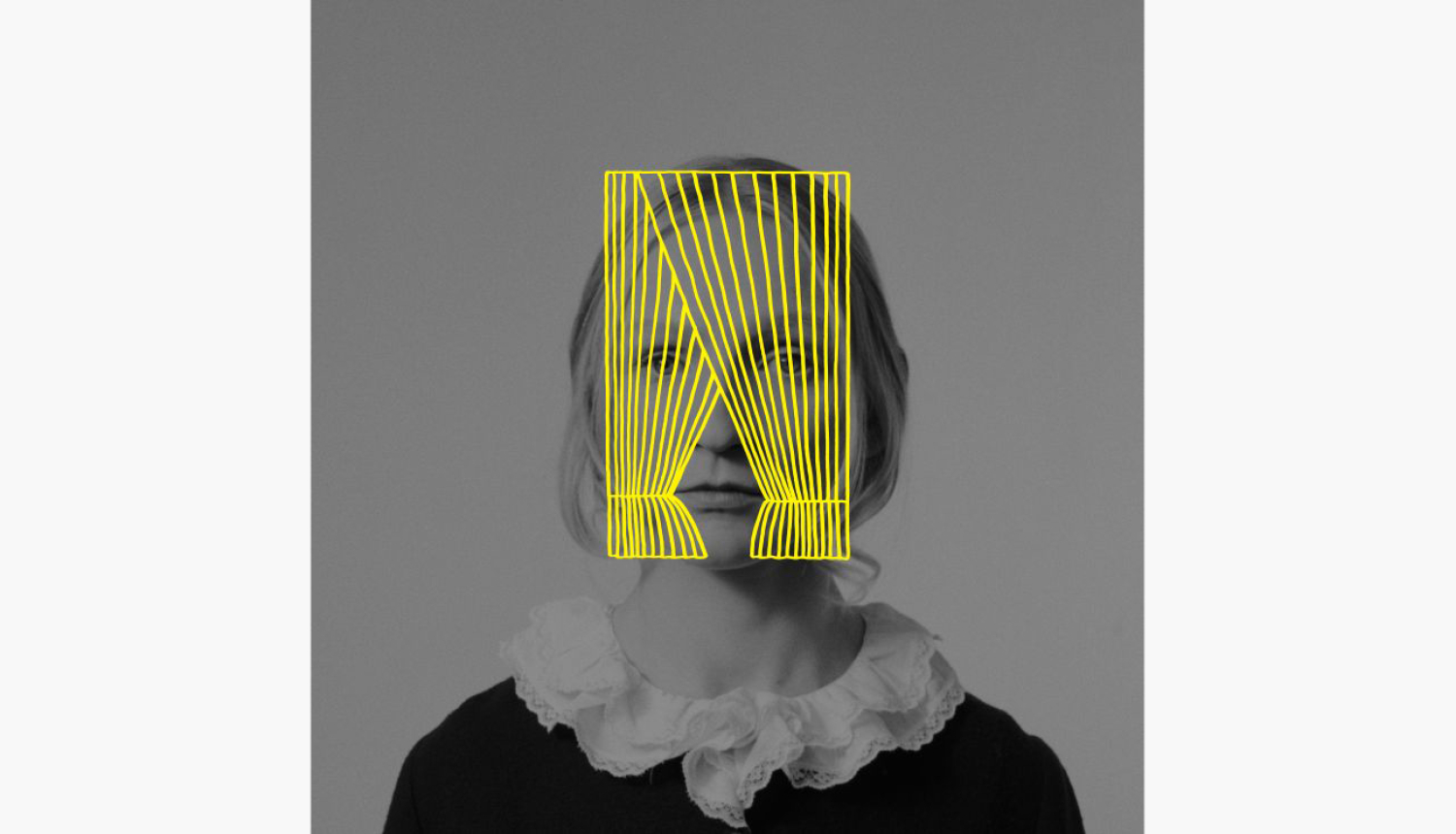 Izrādes vizuālais materiāls - melnbalts sievietes portrets un uzzīmēti aizkari dzeltenā krāsā pāri sievietes sejai