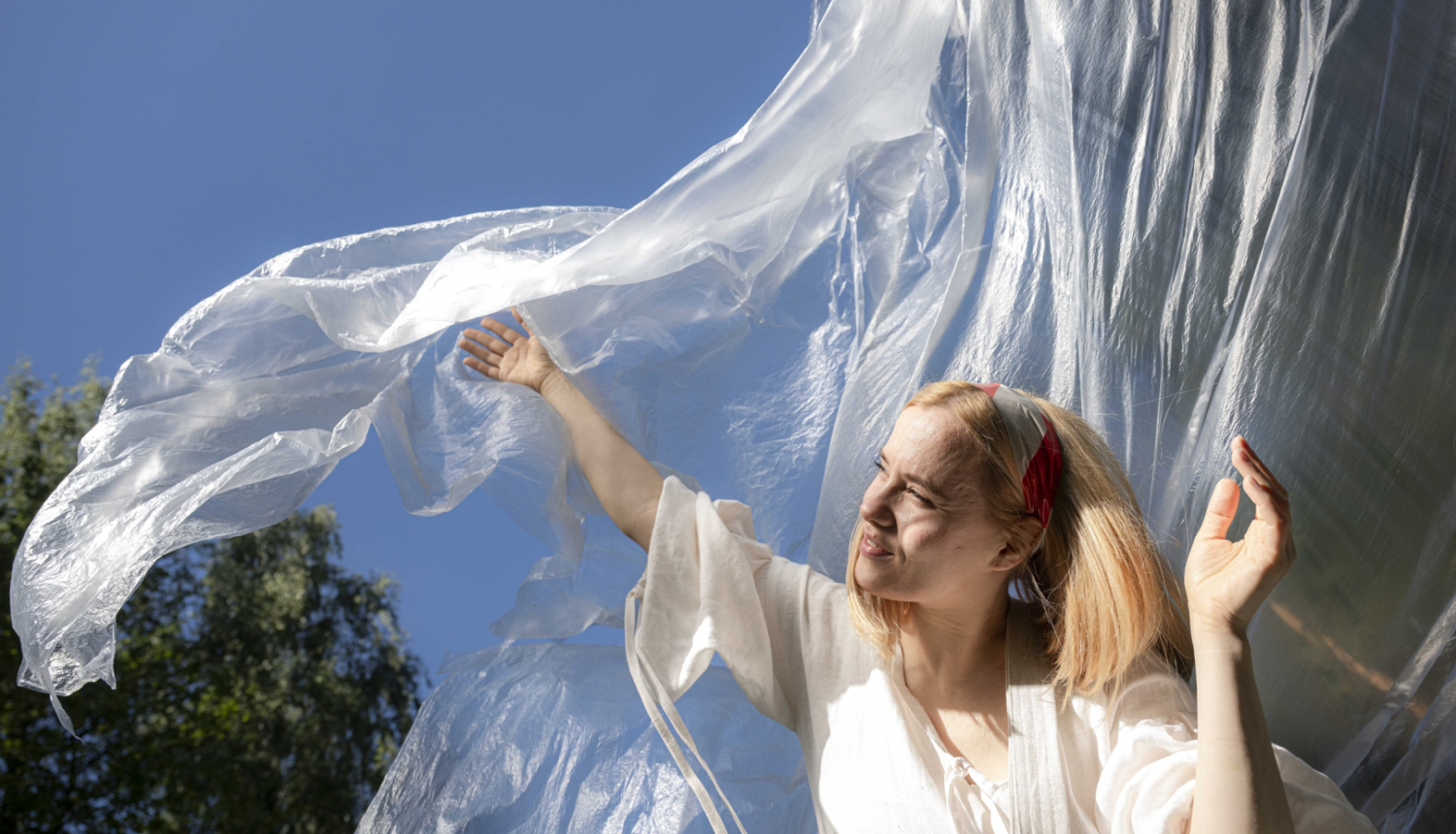 teātra izrādei bērniem “Apciemot lībieti” promo foto, Anneles lomā aktrise Sandija Dovgāne