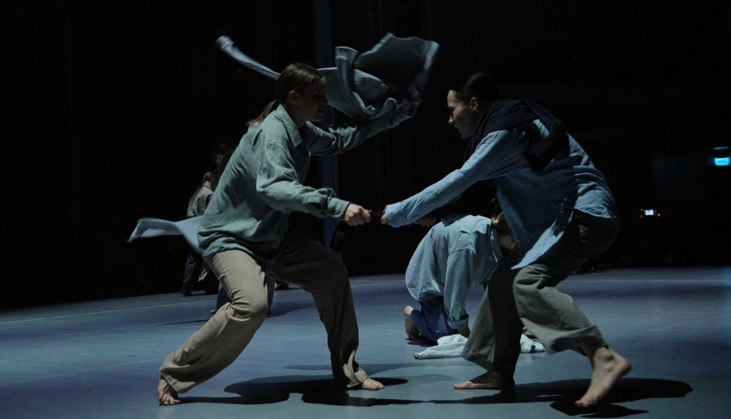 Trīs dejotāji uz skatuves