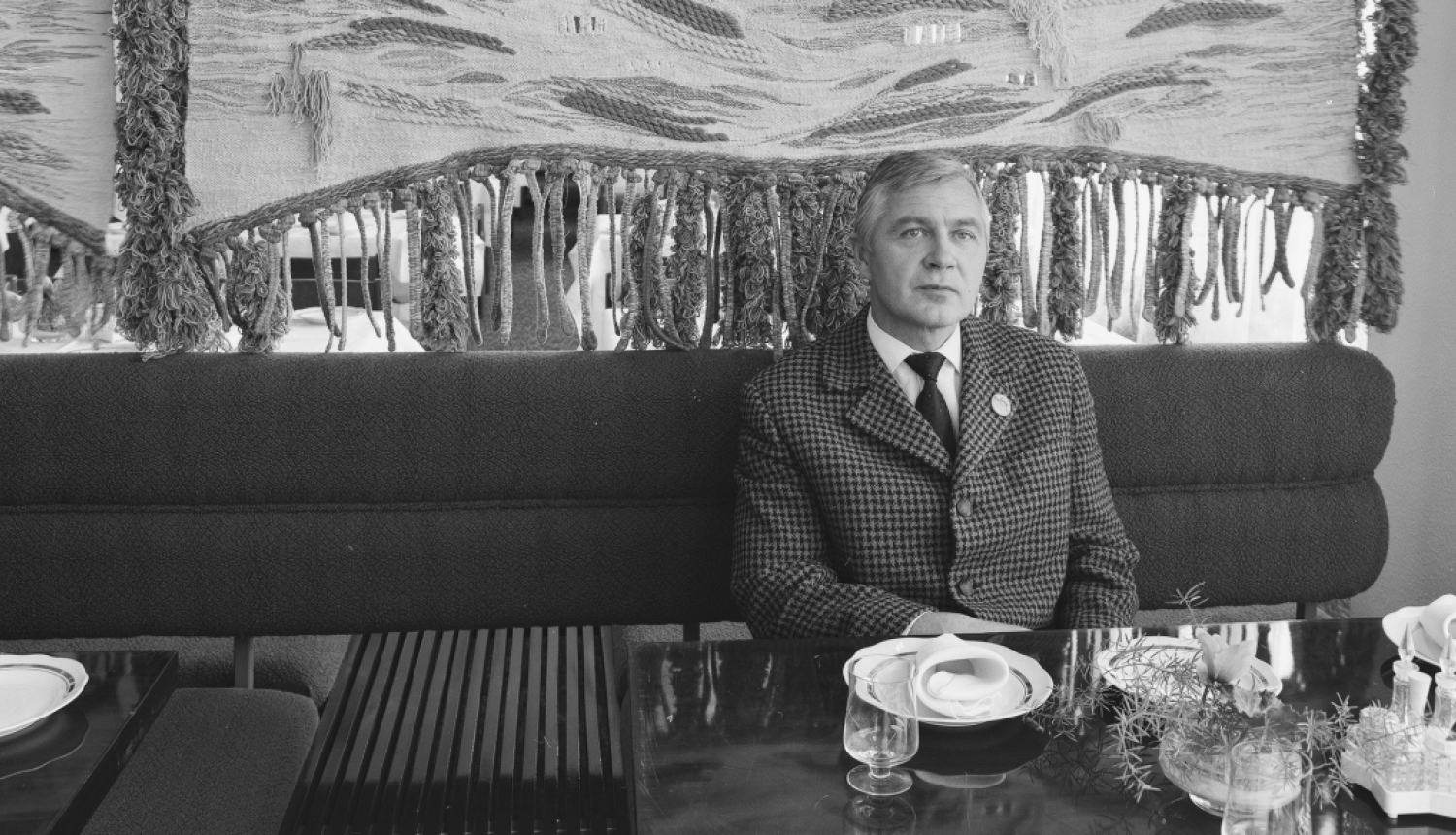 Oļģerts Ostenbergs kafejnīcā “Ļeņingrada”. 1973. Foto: Laimonis Stīpnieks, Latvijas Arhitektūras muzejs