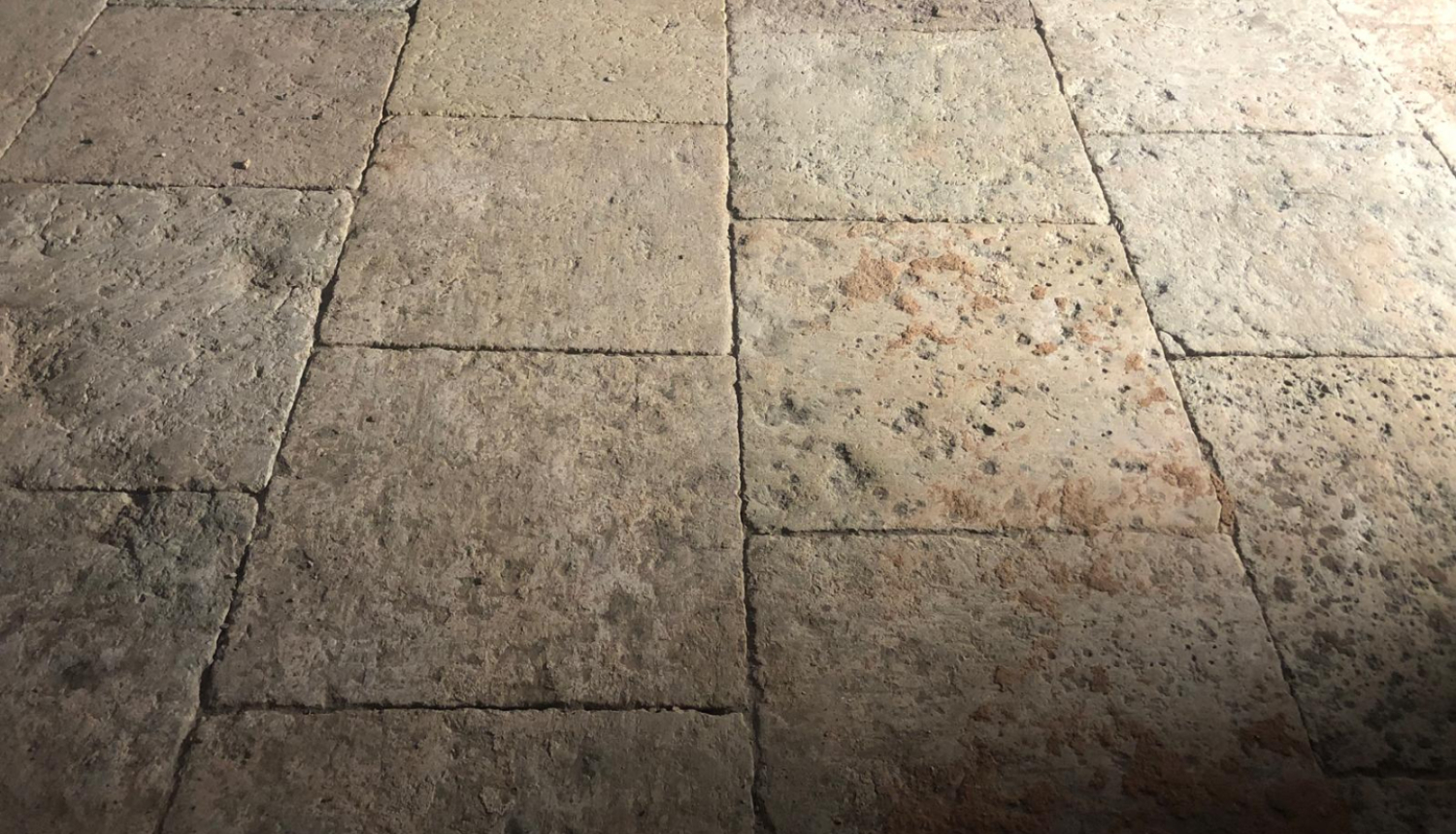 Vēsturiskās kaļķakmens grīdas plāksnes mākslas muzeja “Arsenāls” iekštelpās