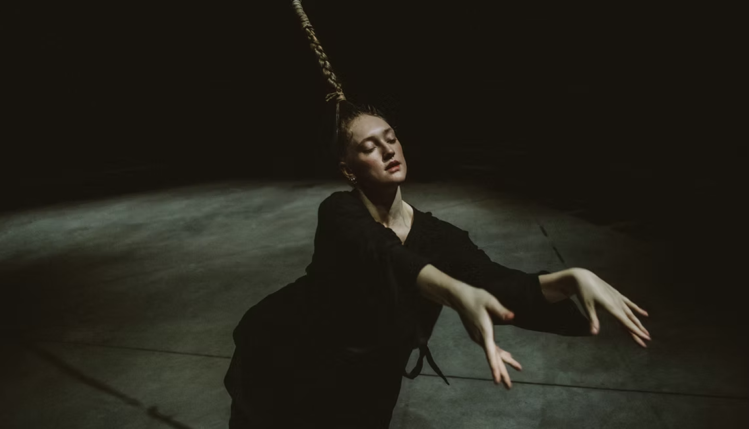 Latviešu horeogrāfe, dejotāja un matu iekares māksliniece Alise Bokaldere