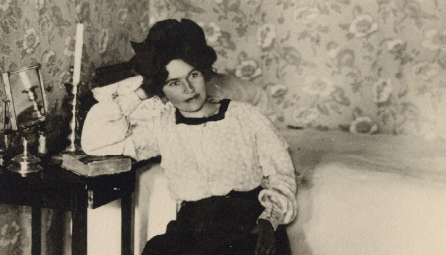 Aspazijas fotoportrets savās mājās