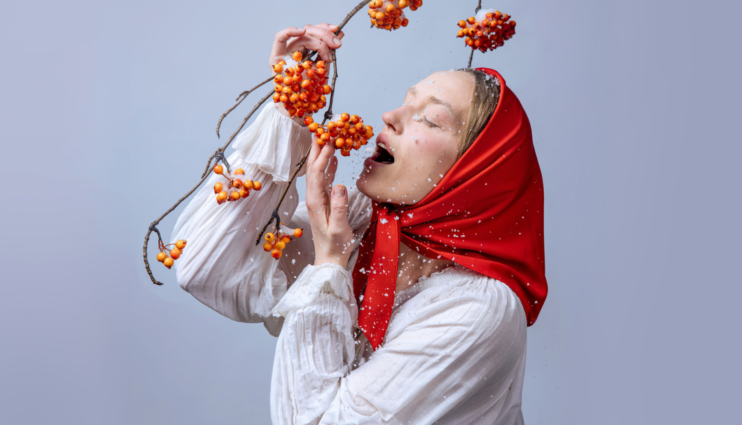 Sievietes tēls no izrādes, kas sniedzas nokosties pīladžogu ķekaru