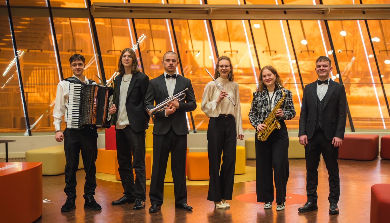 LMMDV audzēkņi un Liepājas Starptautiskā Zvaigžņu festivāla ieskaņas koncerta dalībnieki