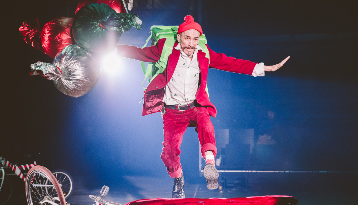 Izrādes "Aukstās ledenes" norises moments ar izrādes māksliniekiem cirka arēnā