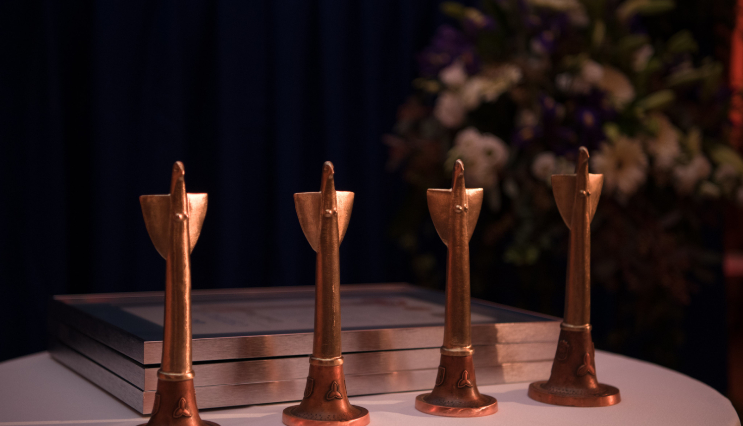 Četras Baltijas Asamblejas balvas statuetes uz galda