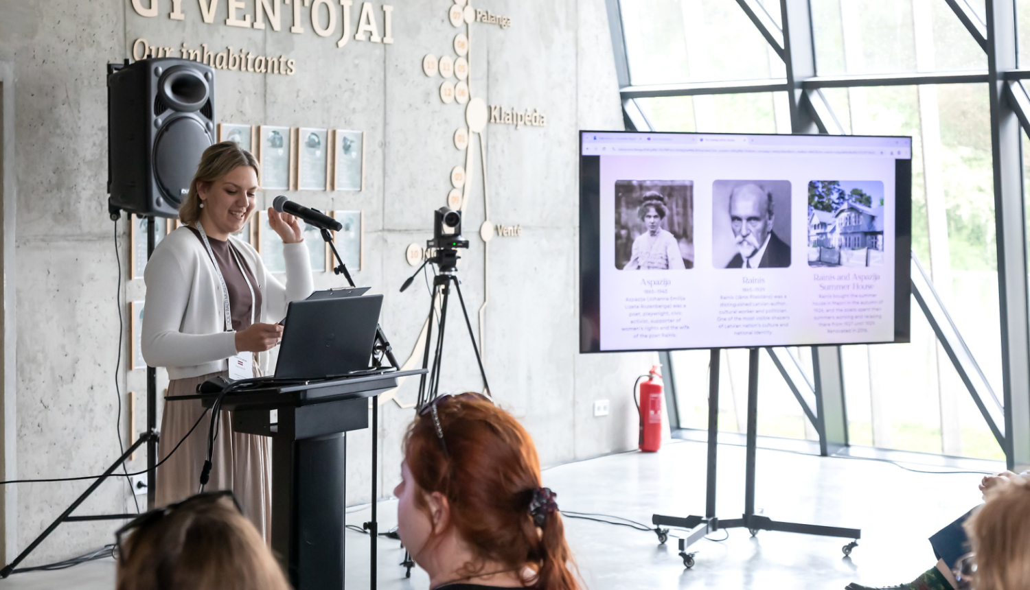 Zane Grudule, Memoriālo muzeju apvienības komunikācijas speciāliste, dalās pieredzē par Raiņa un Aspazijas vasarnīcas programmas “Sajūtu ceļojums”, kas pielāgota cilvēkiem ar redzes traucējumiem, izveidi un īstenošanas gaitu