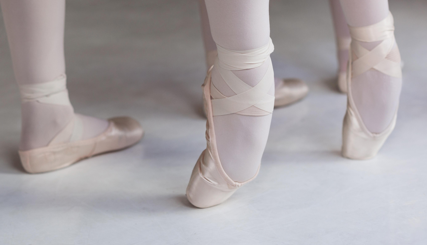 Baletdejotāju kājas ar baleta kurpēm