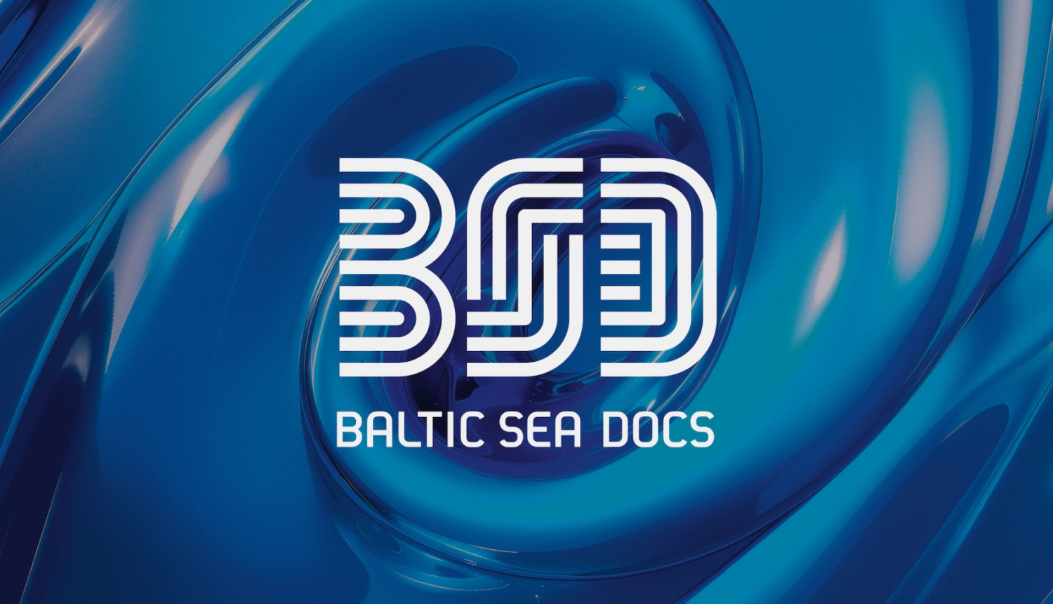 Uz plūstoša, zila fona Baltijas jūras dokumentālo filmu foruma logo: "BSD / BALTIC SEA DOCS"
