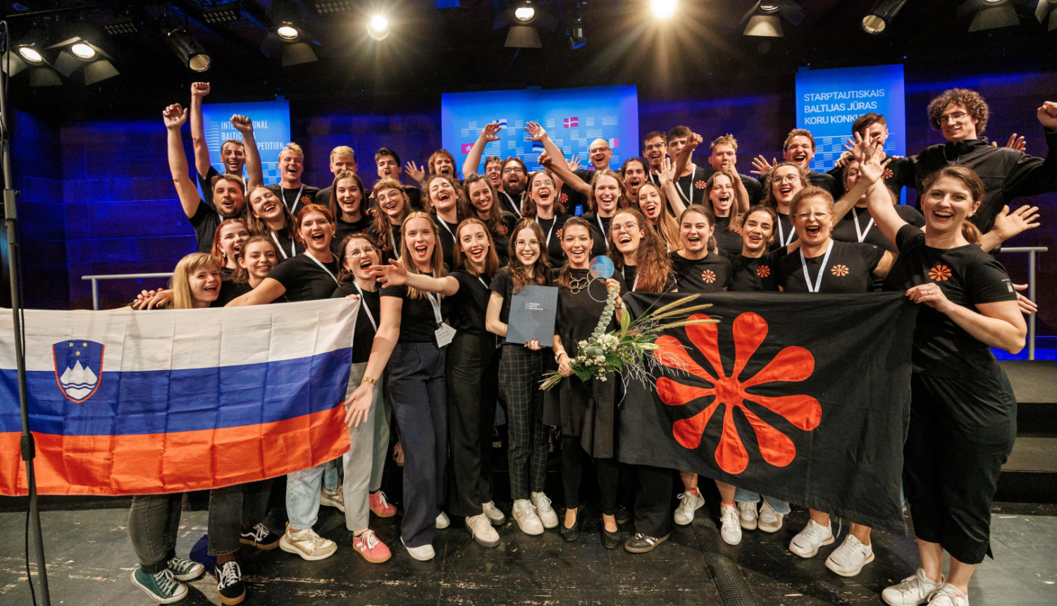 Starptautiskā Baltijas jūras koru konkursa 1. vietas un Grand Prix ieguvēji - Ļubļanas Universitātes Akadēmiskais koris Tone Tomšič no Slovēnijas un kora diriģente Rahela Durič