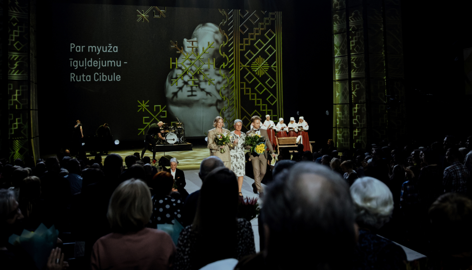 Balvu par mūža ieguldījumu latgaliešu kultūras attīstībā saņem Ruta Cibule