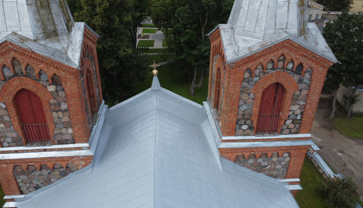 Baznīca skatā no putna lidojuma