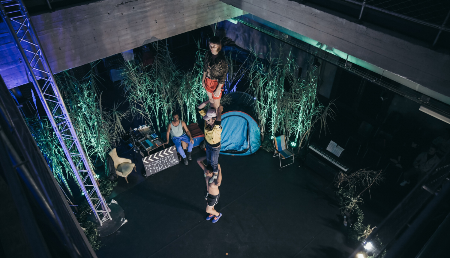 Katalonijas cirka apvienība PSiRC, izpildot akrobātisku triku