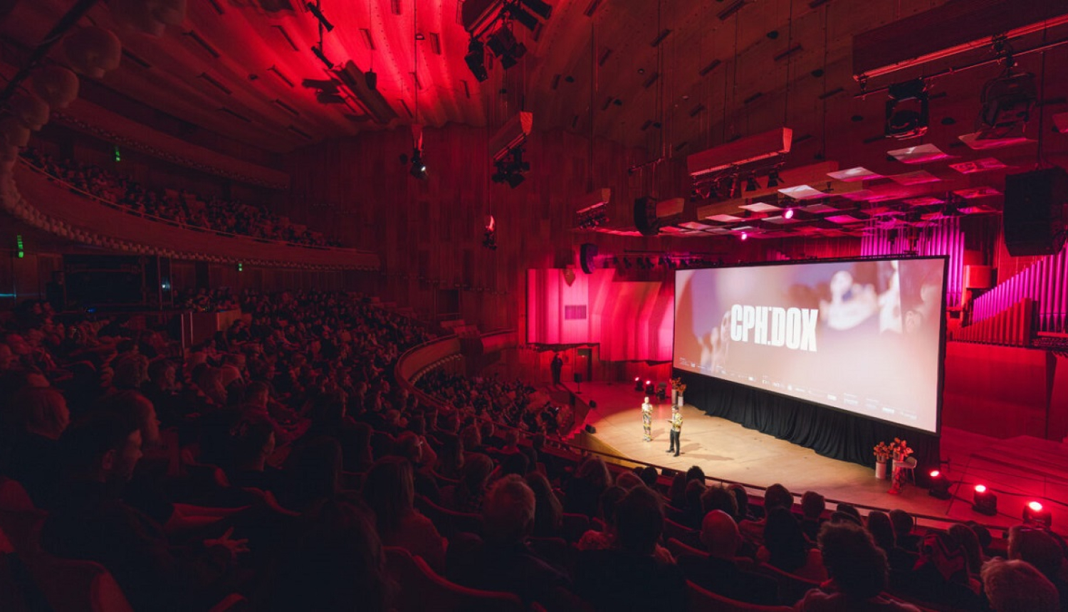 Kinozāle Kopenhāgenā, uz lielā ekrāna CPH:DOX afiša