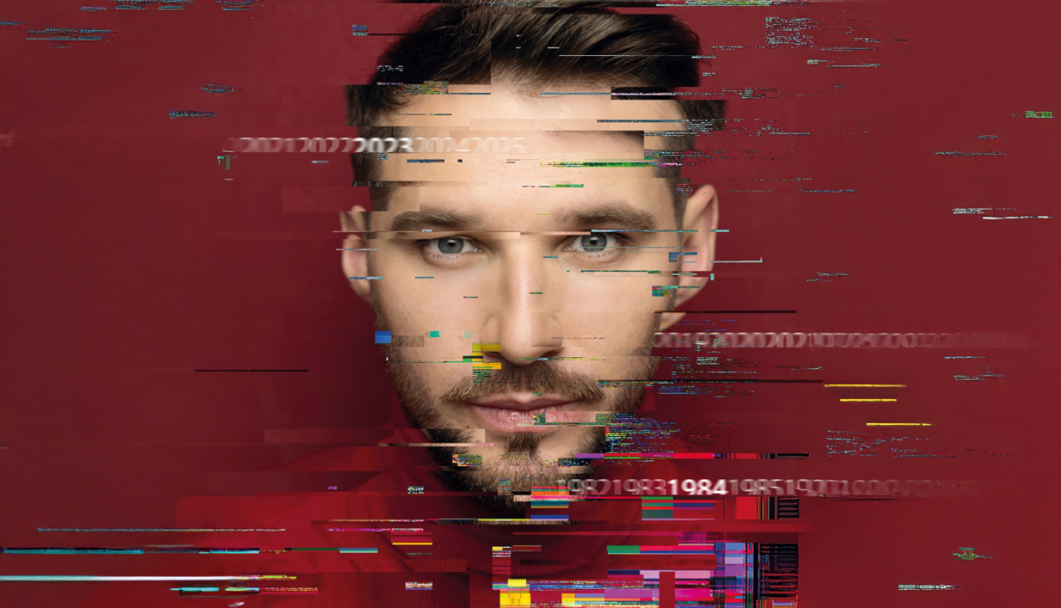 Izrādes afiša - cilvēka portrets ar dažādām saraustītām teksta un datu informācijas rindiņām, kas šķērso portretu