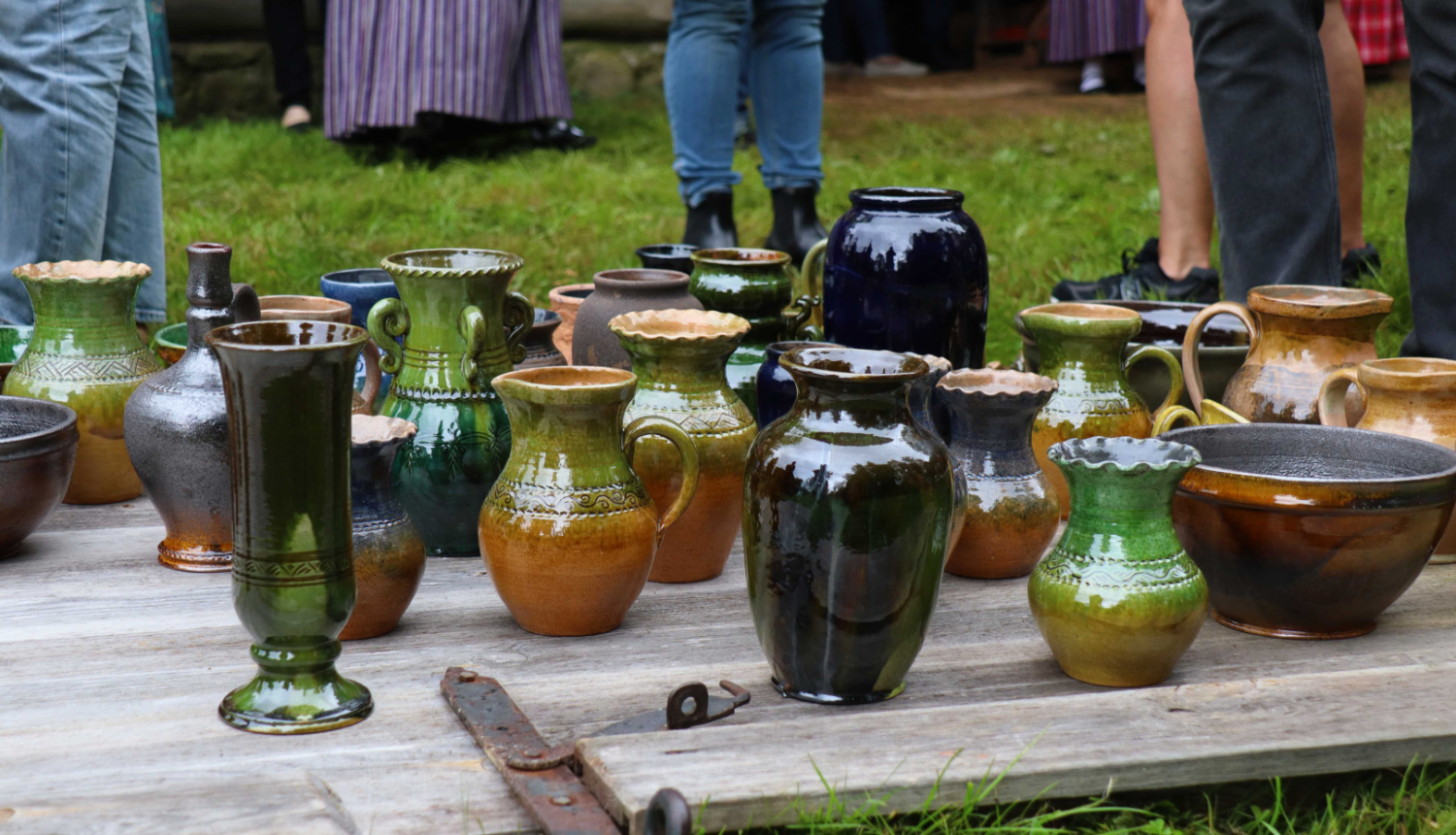 Svaigi apdedzināti, glazēti māla trauki izstādīti brīvā dabā