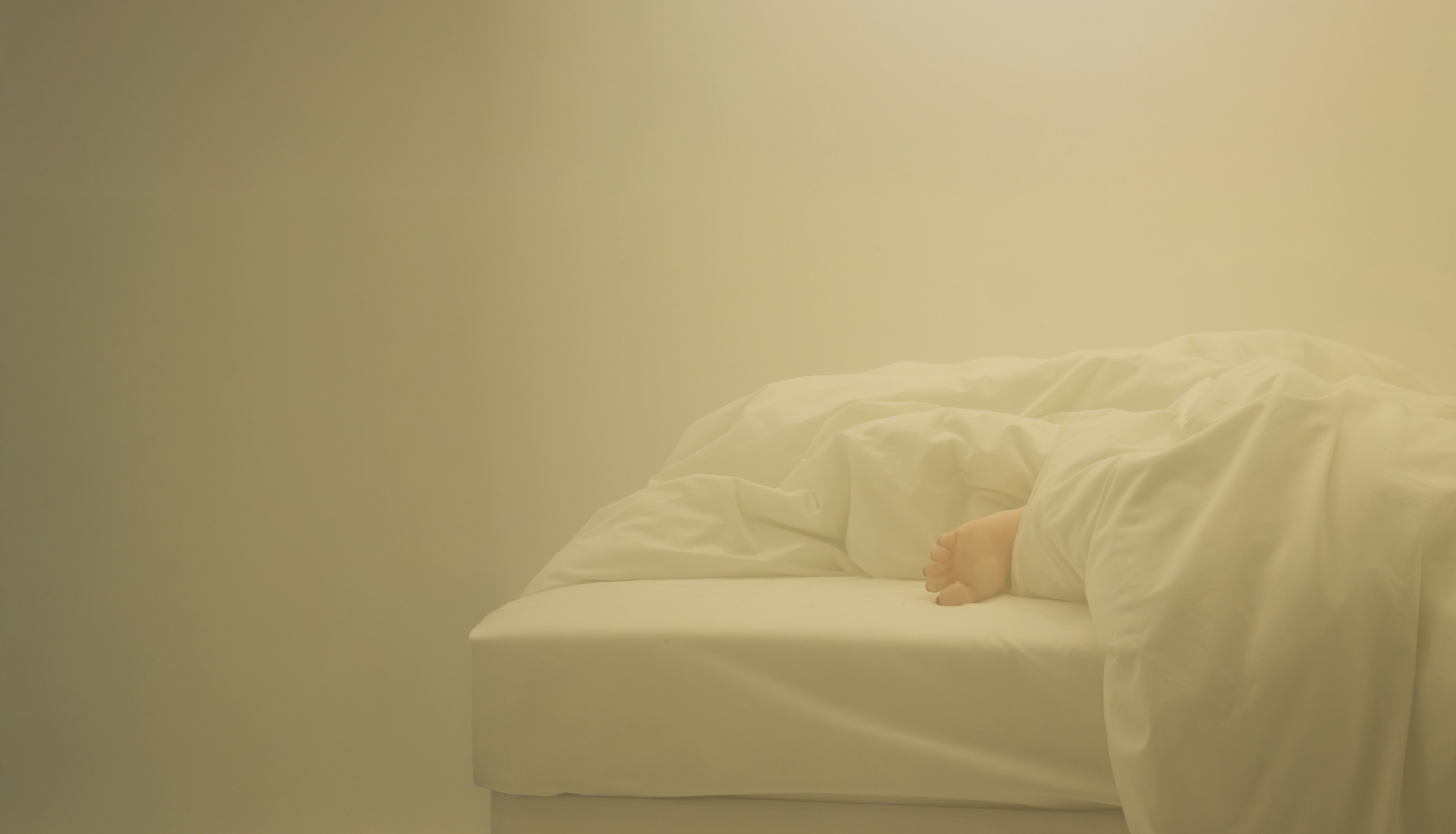 Neapsegti cilvēka pēdas pirkstu gali gultā