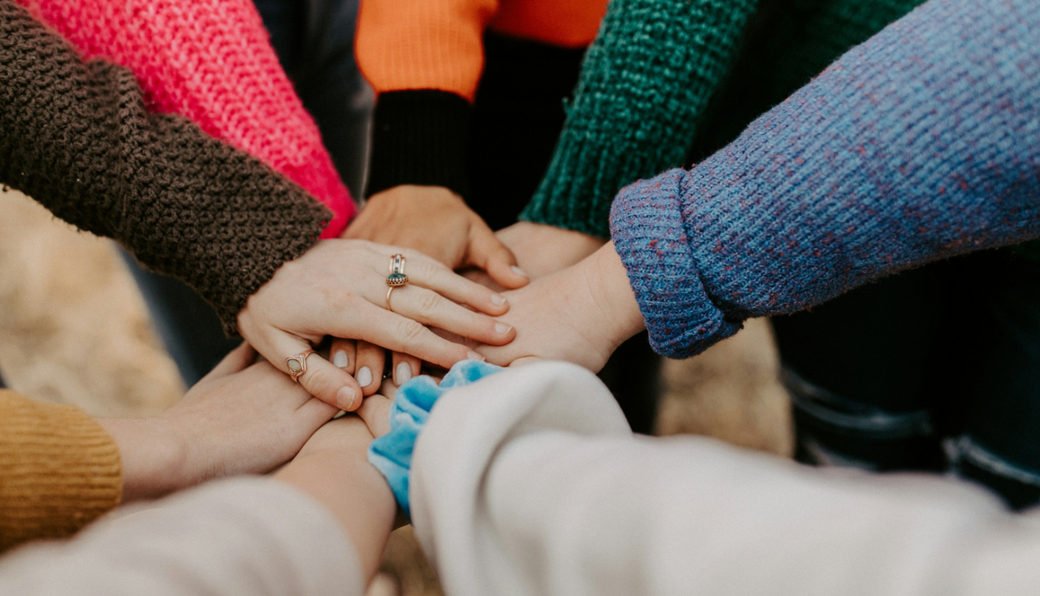 Kopā saliktas dažādu cilvēku rokas