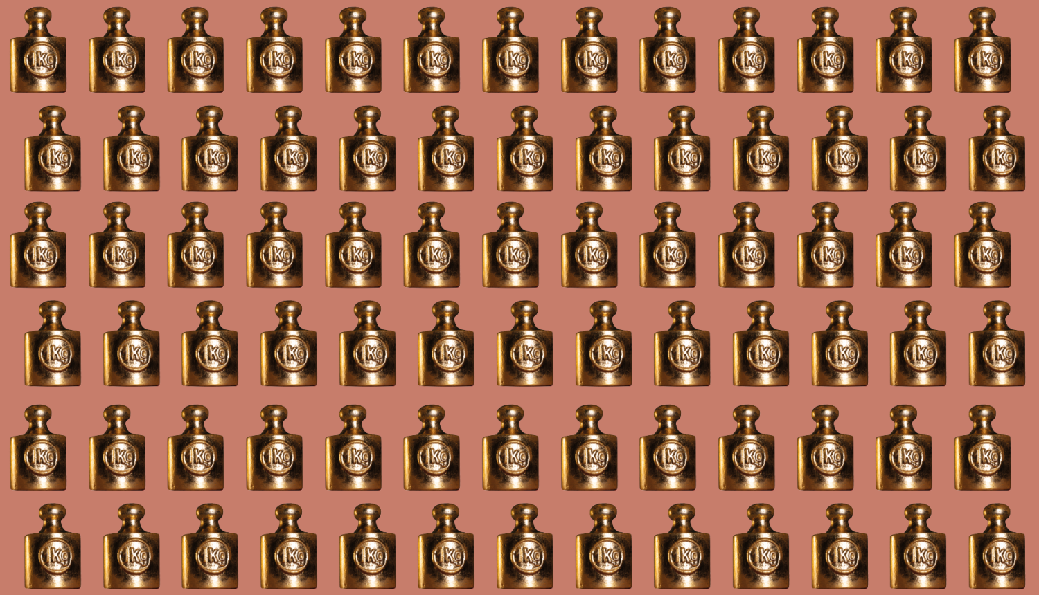 Daudzi kilograma atsvari sakārtoti ritmiskā kārtībā rindās