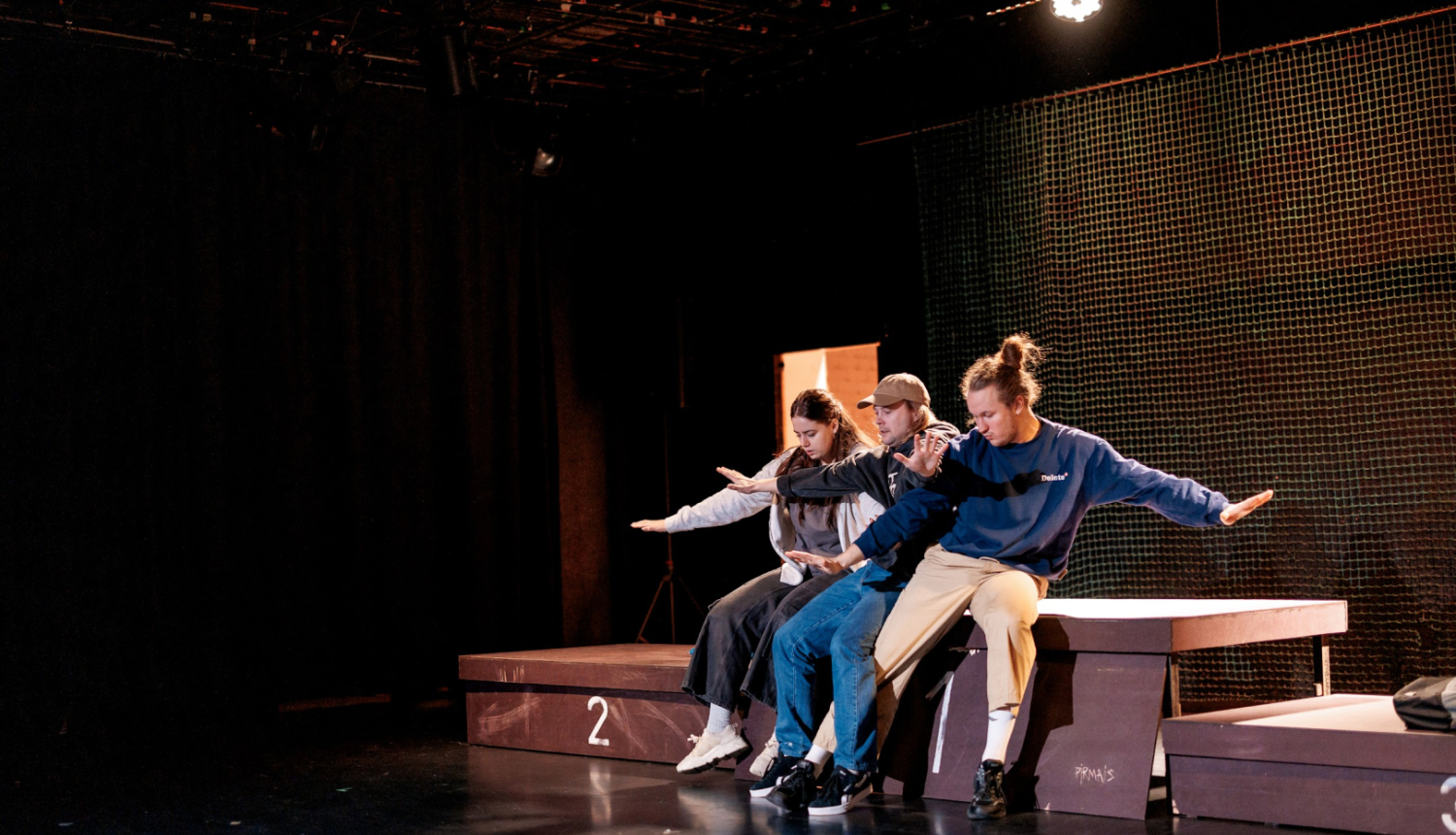 Trīs aktieri uz skatuves