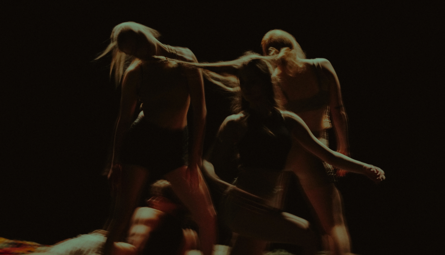 Dejotaji uz skatuves